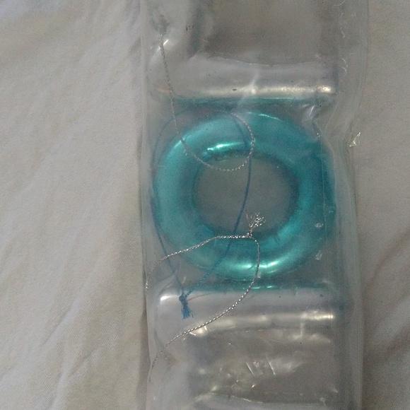 Silver Metal Balloon "MOM" Letters - Picture 5 of 5